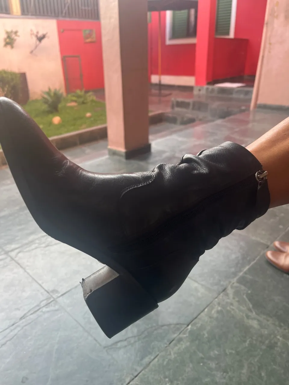 Bota de Couro Preta - Elegância e Conforto
