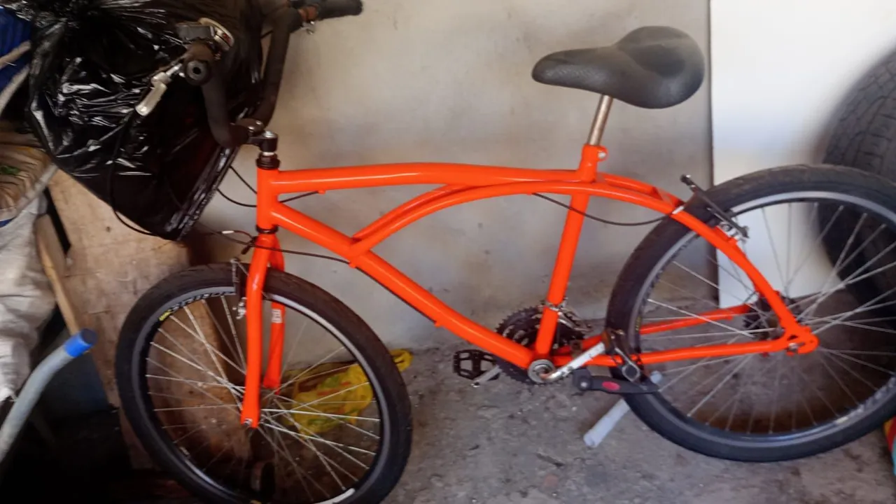 Bicicleta Laranja Estilosa - Ciclismo