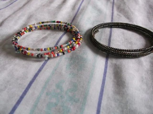 Duas pulseirinhas coloridinhas - Foto 4