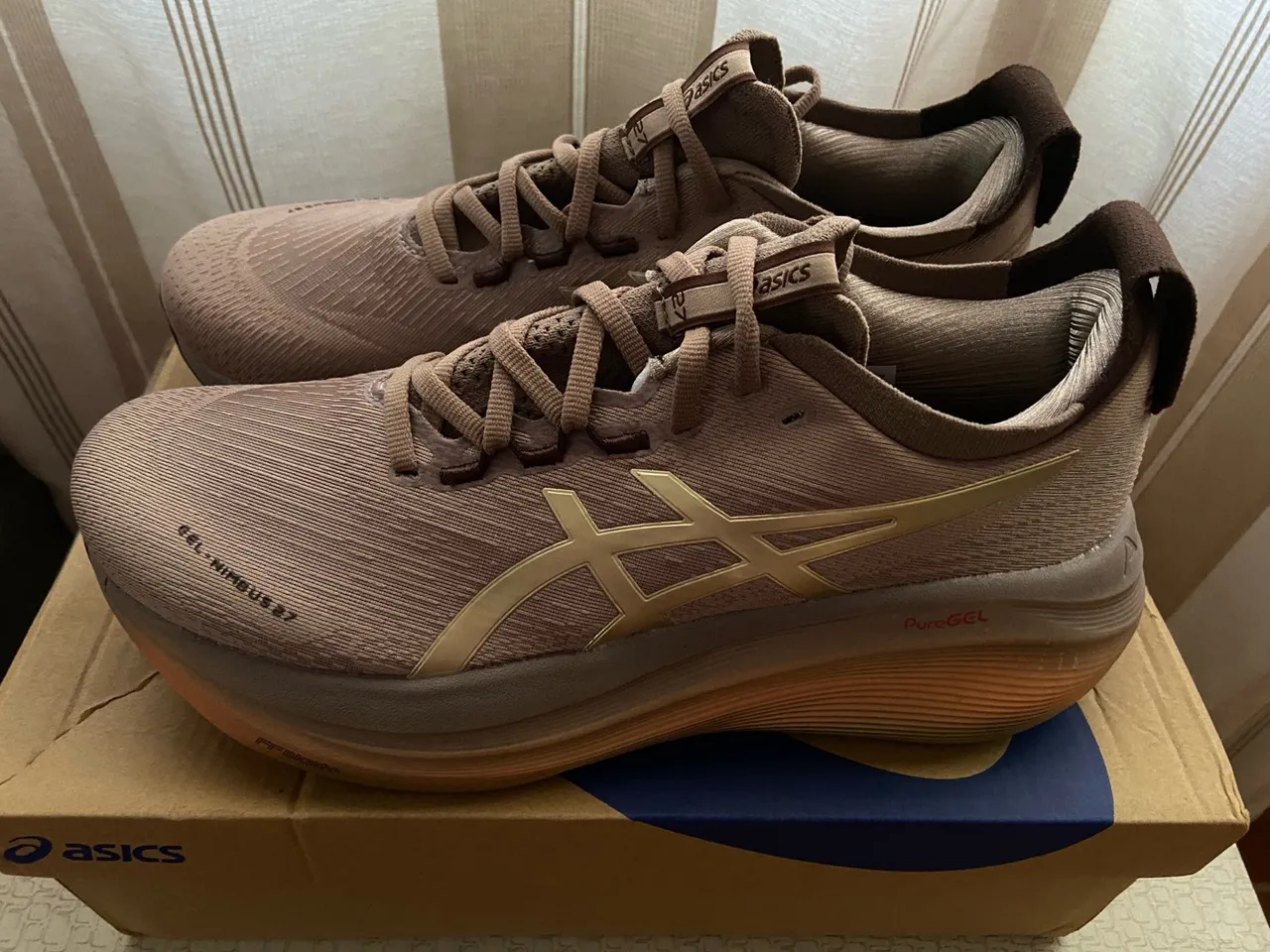 Tênis asics nimbus 27 luxe marrom