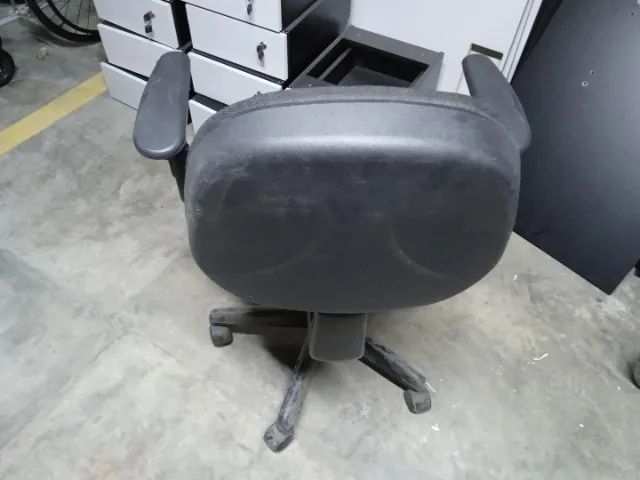 Cadeira de escritório giratória c/ braços e rodas em Plástico / Tecido Preto - Foto 4