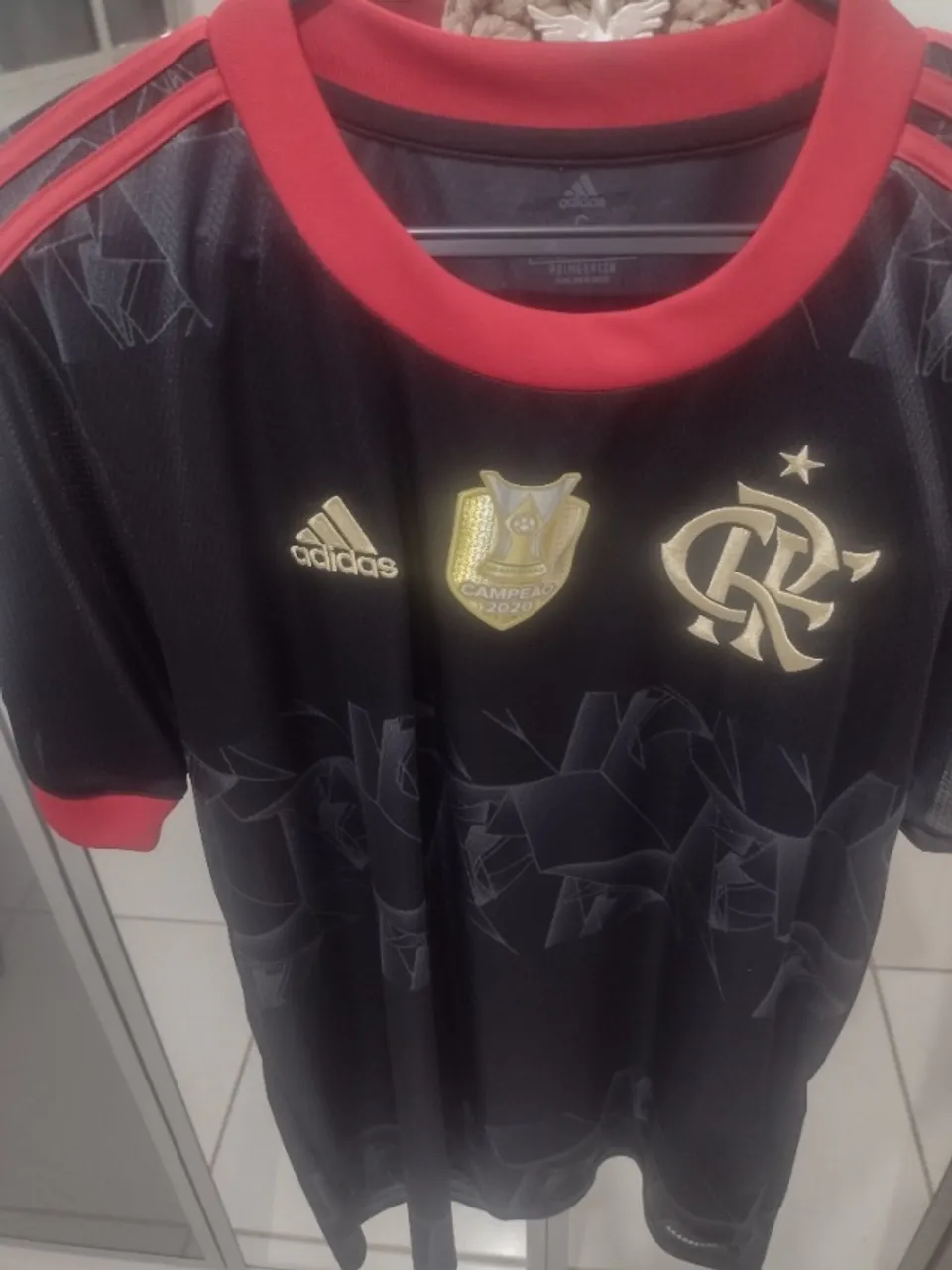 Camisa Adidas Flamengo 2021 com patch campeão brasileirão.