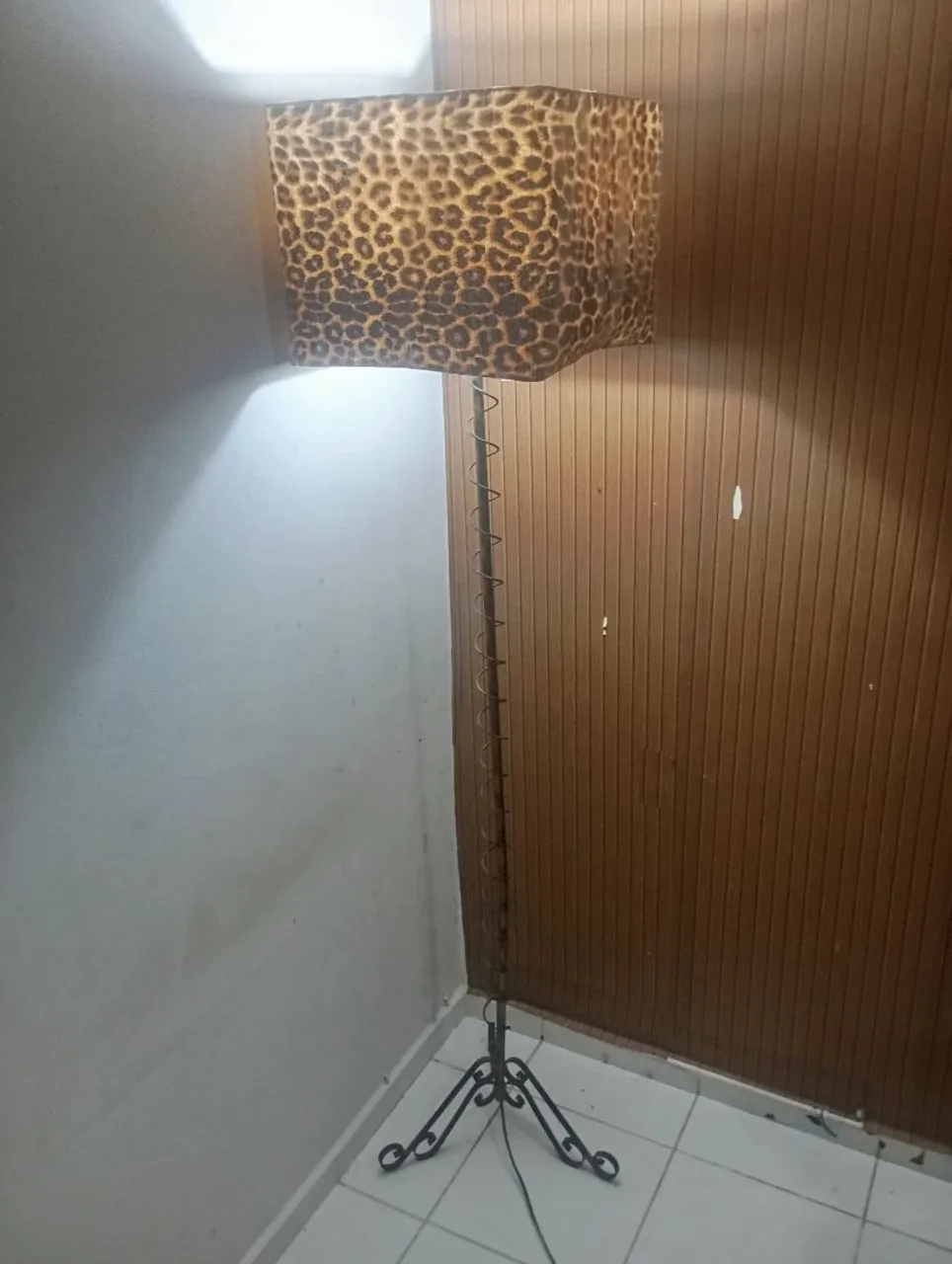 Luminária de chão com abajur de onça
