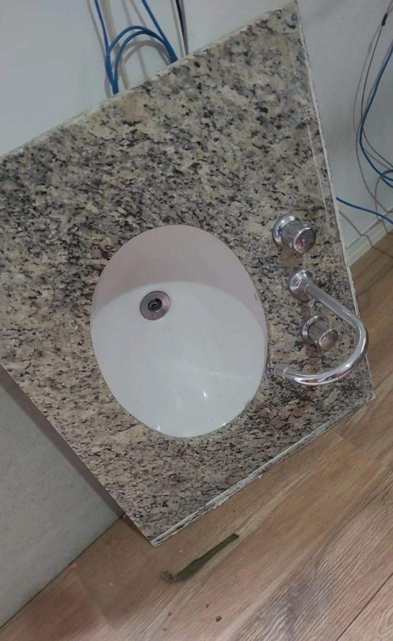 Pia de banheiro com torneira 