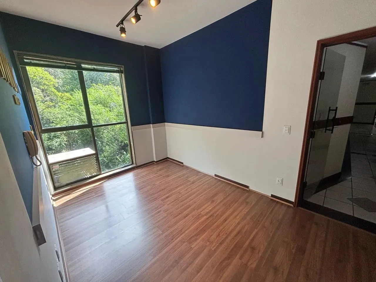 Excelente Sala comercial no Centro, junto a todo comércio, com elevador e portaria.