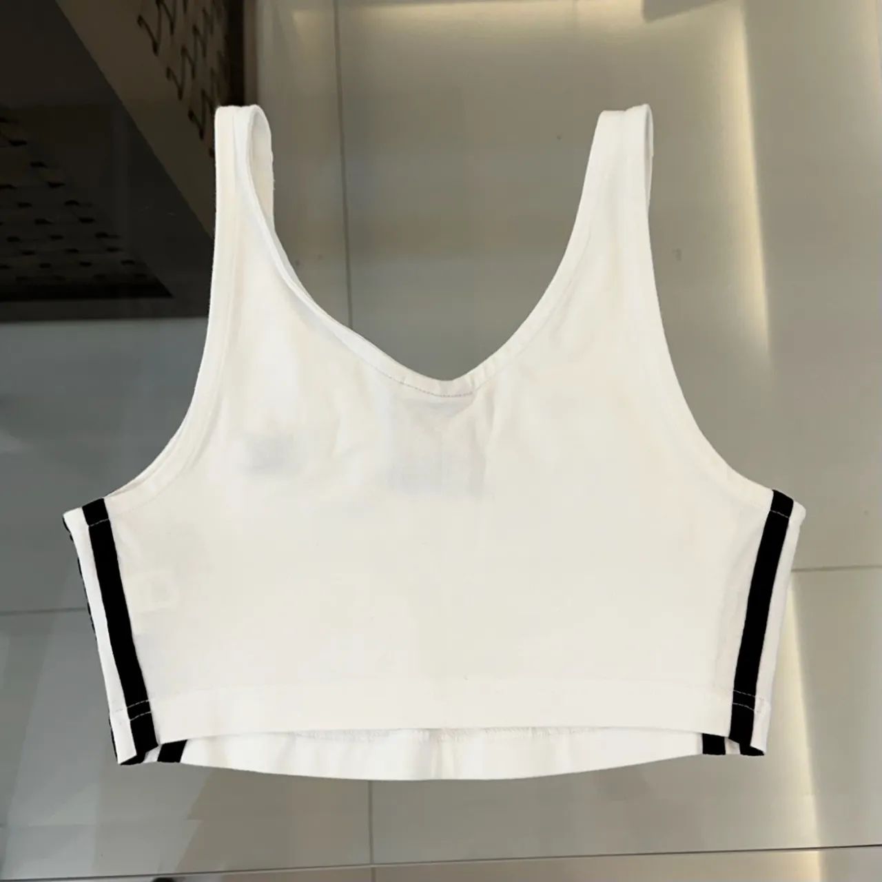 Top Cropped Adidas Branco Original - Foto 2