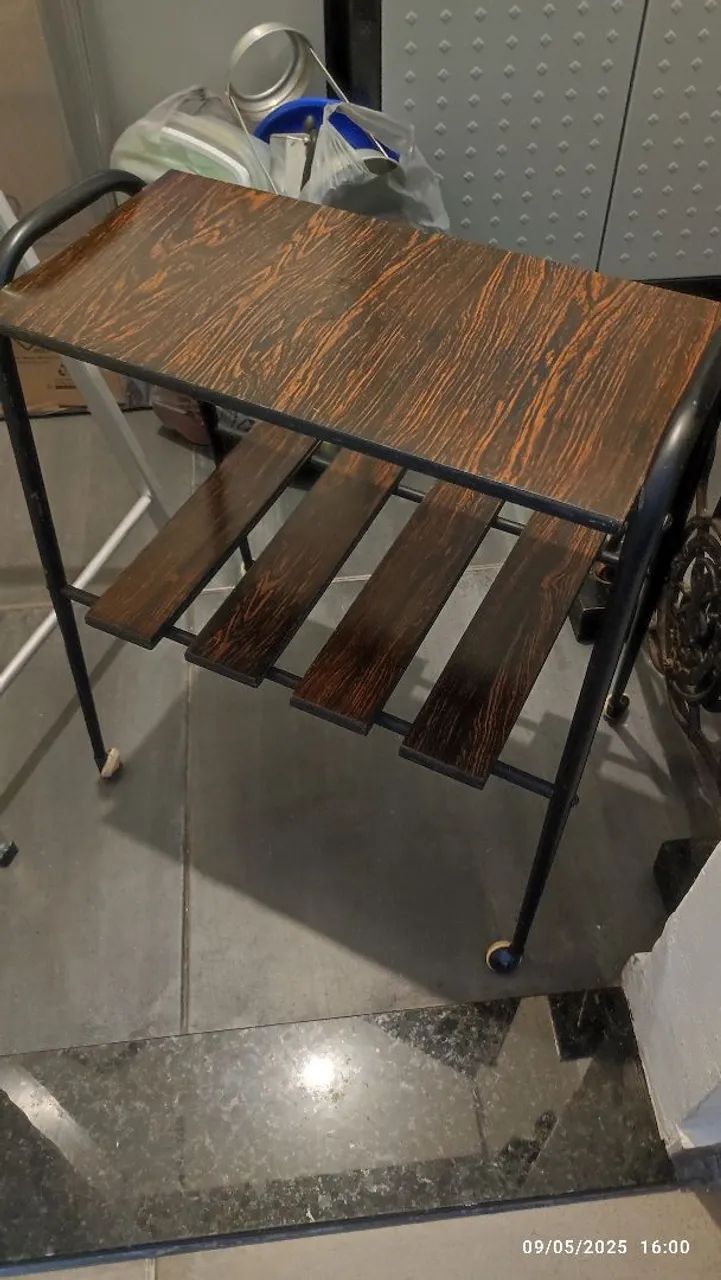 Mesa de apoio em madeira e fórmica antiga com estrutura de ferro e rodízios linda versatil
