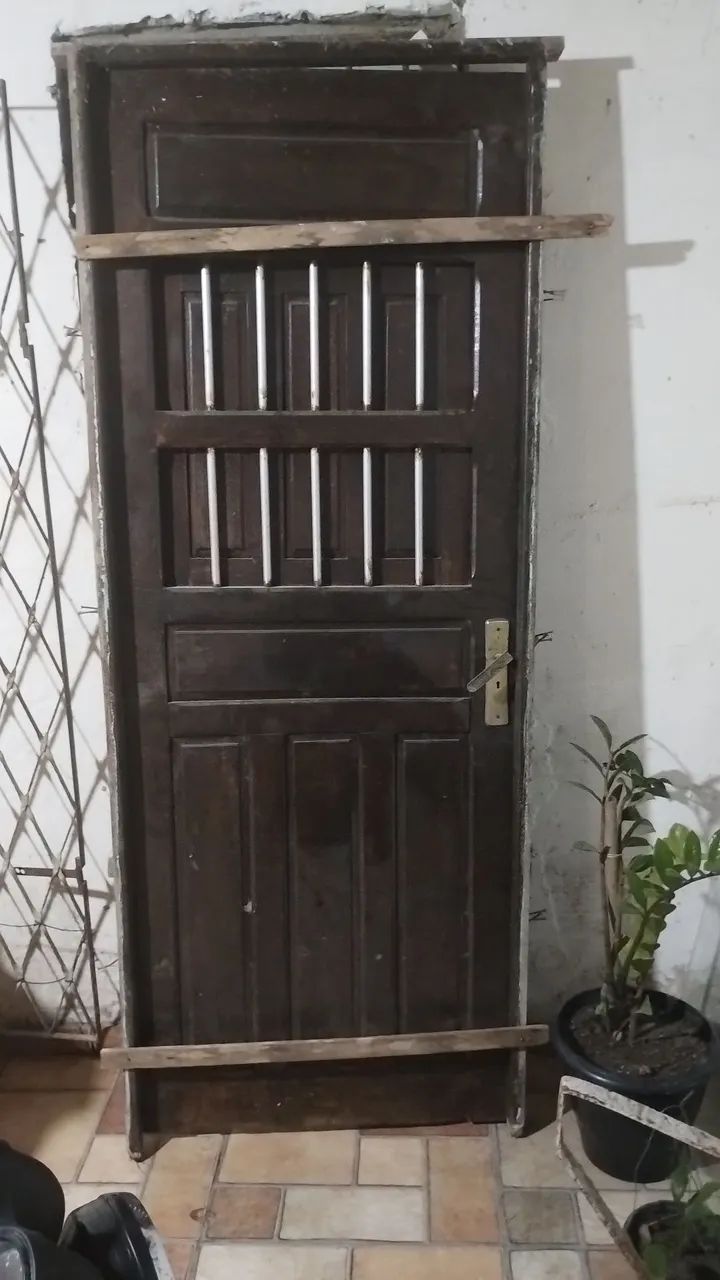 Porta de jatobá com janela 