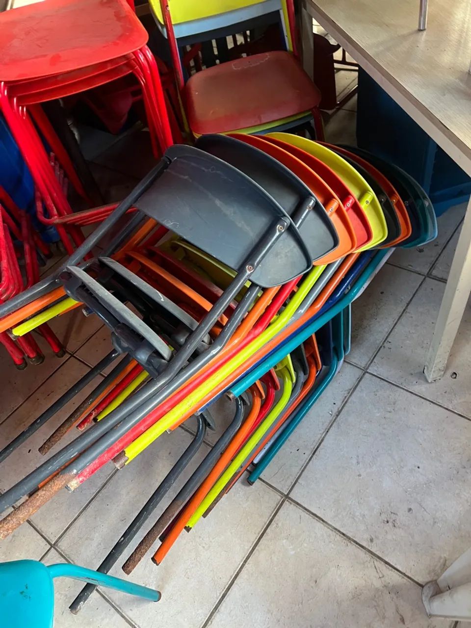 Cadeiras vermelhas para comércio - Foto 5