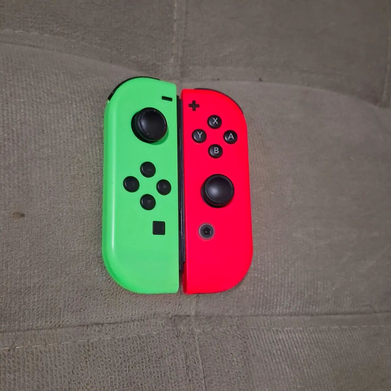 Nintendo Switch com Joy-Cons verde e vermelho - Foto 3