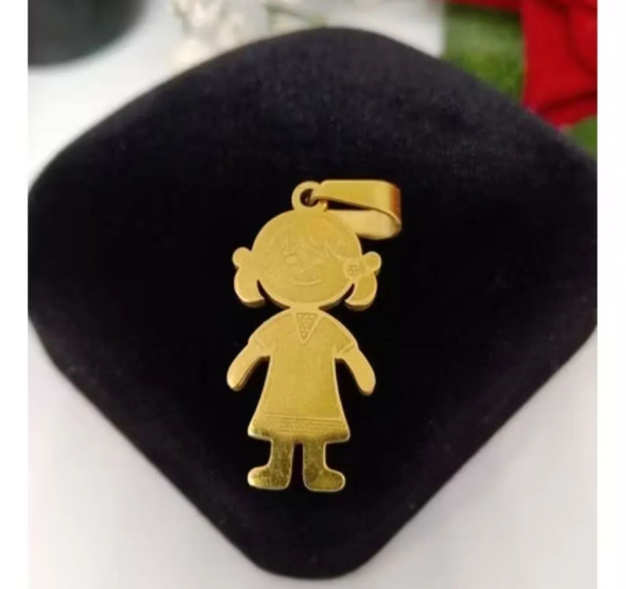 Pingente menina dourado