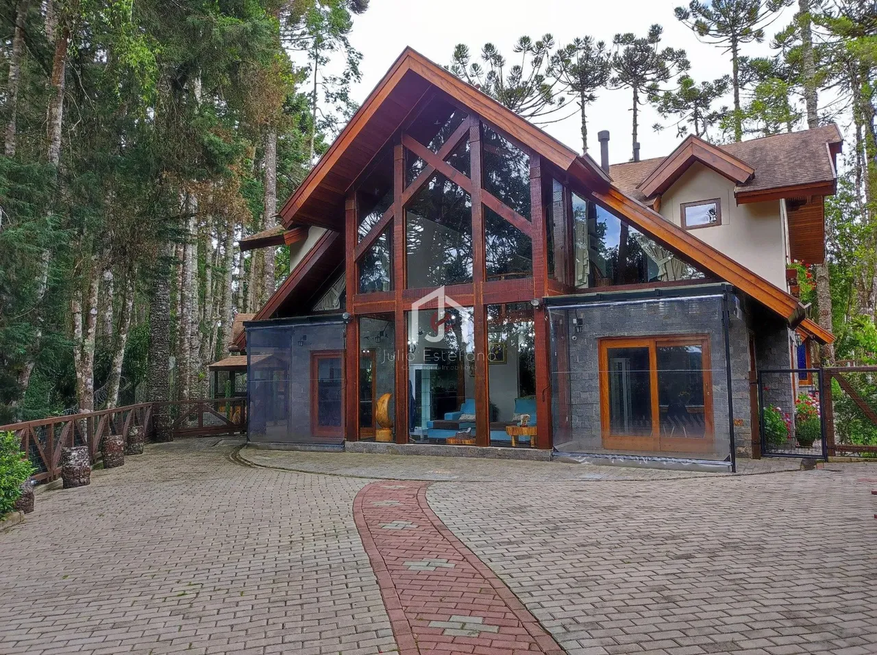 Linda casa à venda no condomínio fechado Colinas Capivari em Campos do Jordão