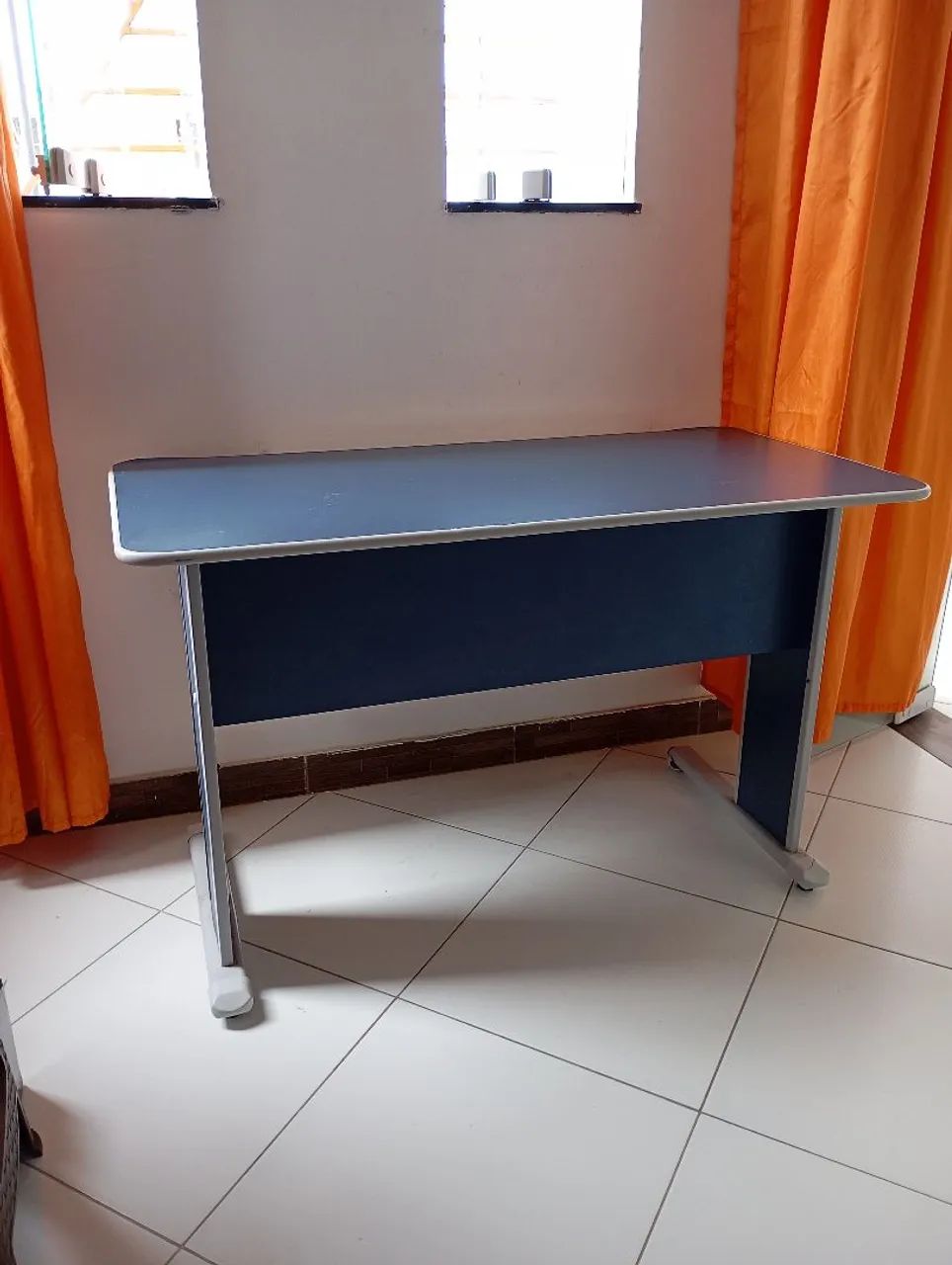 Mesa de Escritório Azul com Gavetas - Foto 3