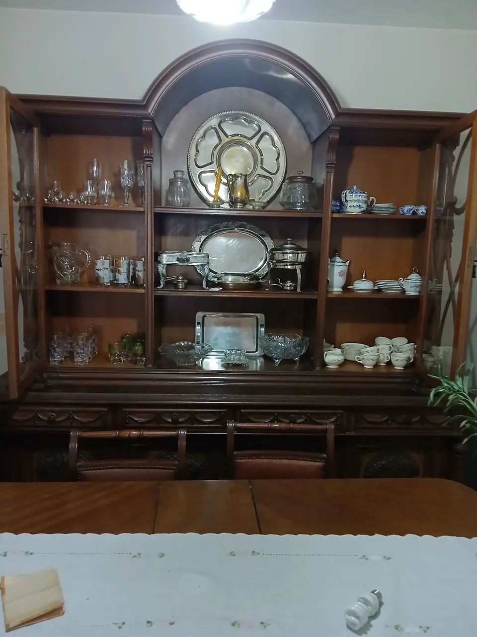 Cristaleira Antiga de Madeira Maciça - Foto 3