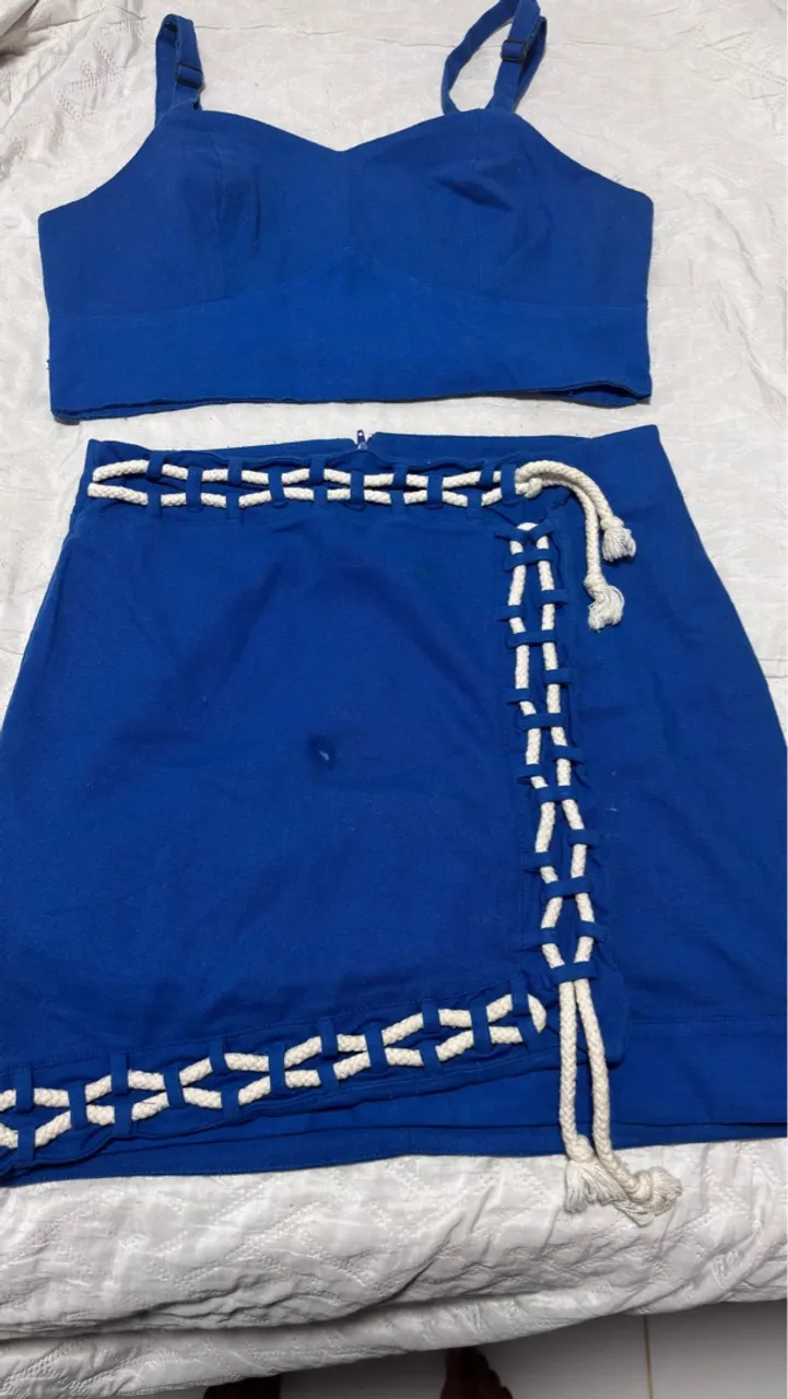 Conjunto top e saia azul com detalhes em corda