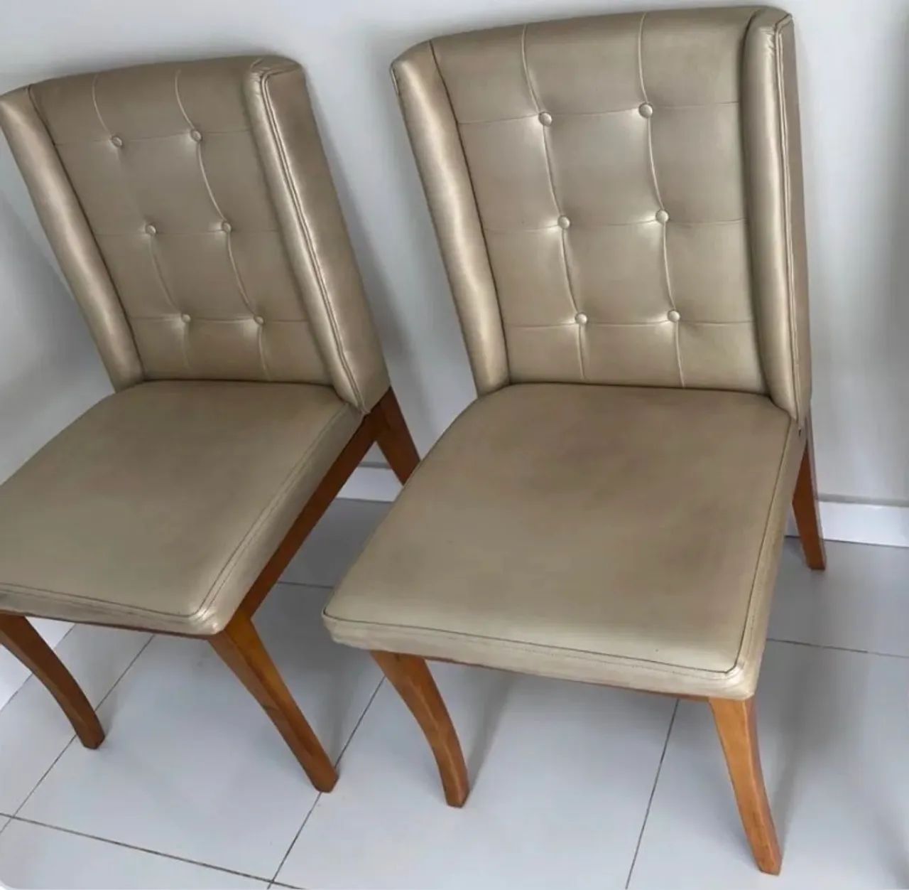 Cadeiras de Madeira   -  Luxo e Elegância