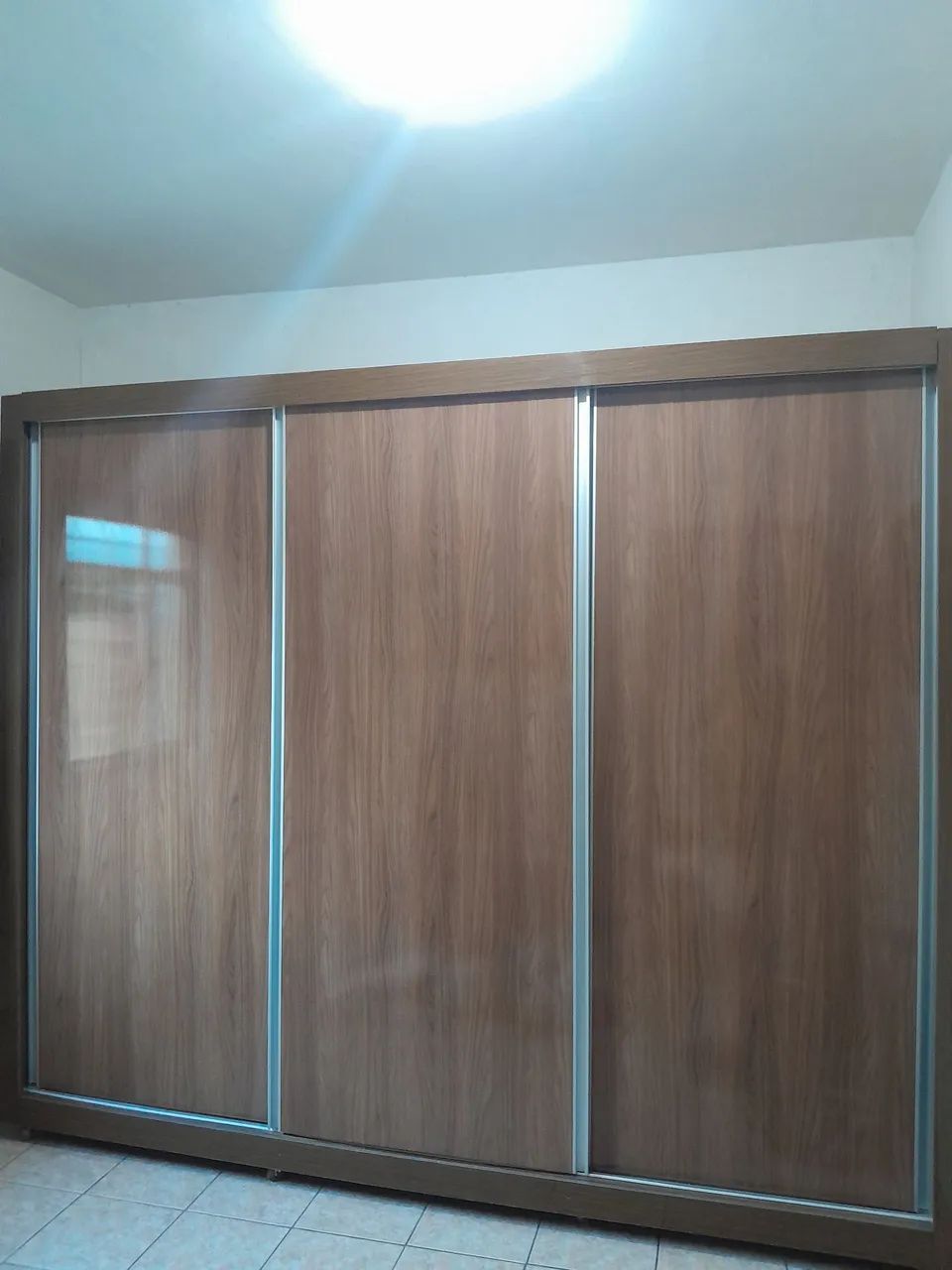 GUARDA-ROUPA DE CASAL EM PERFEITO ESTADO.