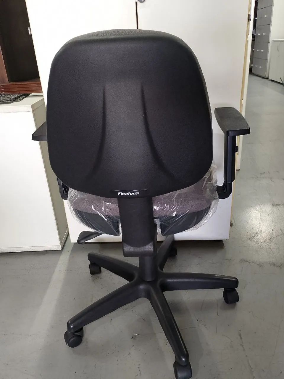 Cadeira de Escritório Modelo Executivo -  Flexform Cinza  - Foto 3