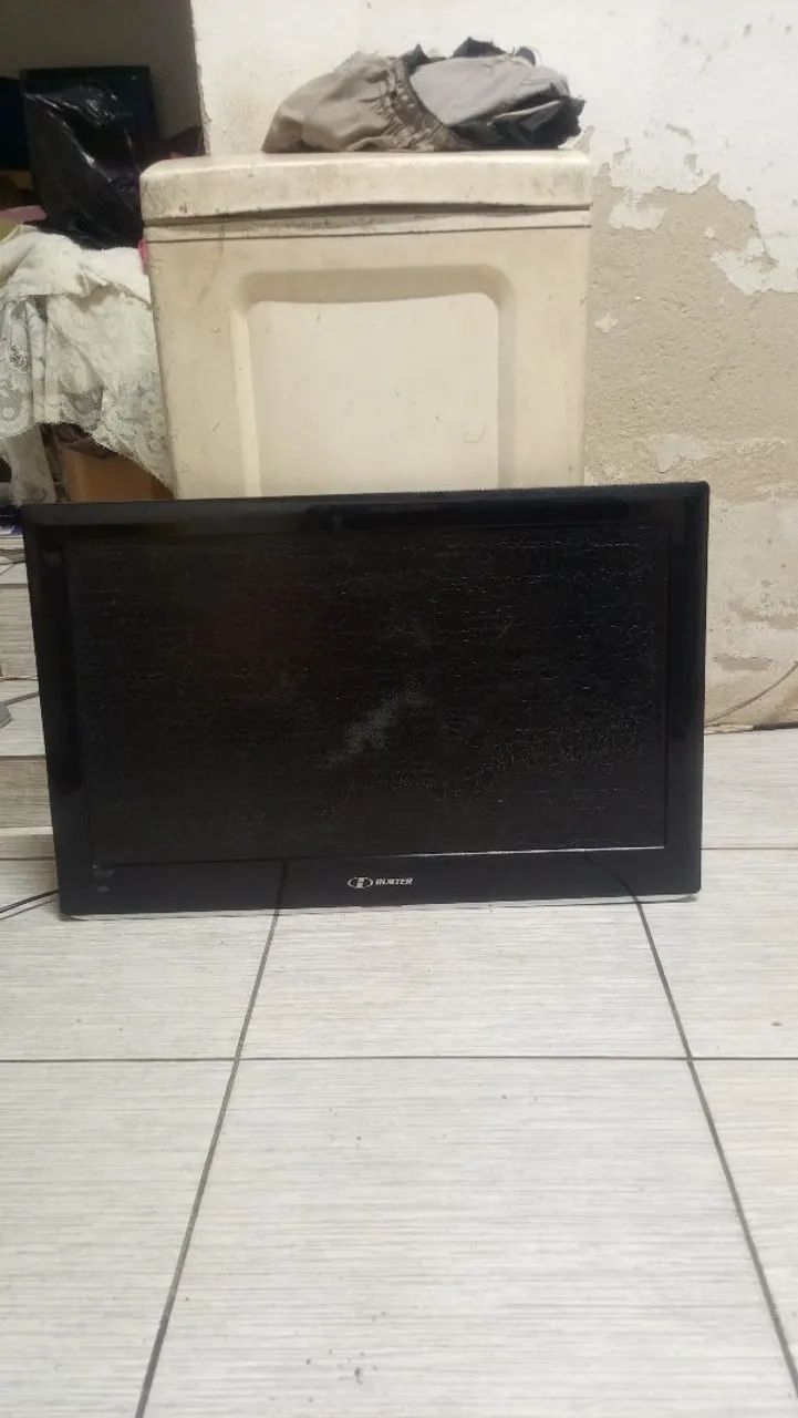 Tv de 32 polegadas ela está só com a tela  enrugada mais está funcionando perfeitamente  - Foto 2