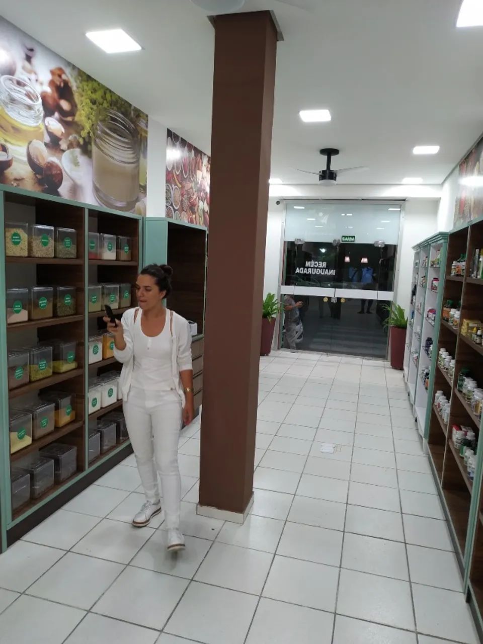 Prateleira+balcão para comercio material MDF maciço de boa qualidade - Foto 2