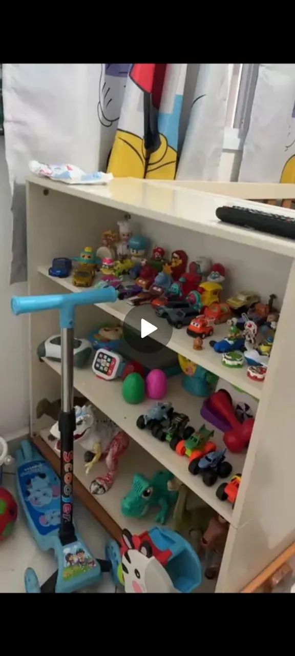Berço com prateleira embutida
