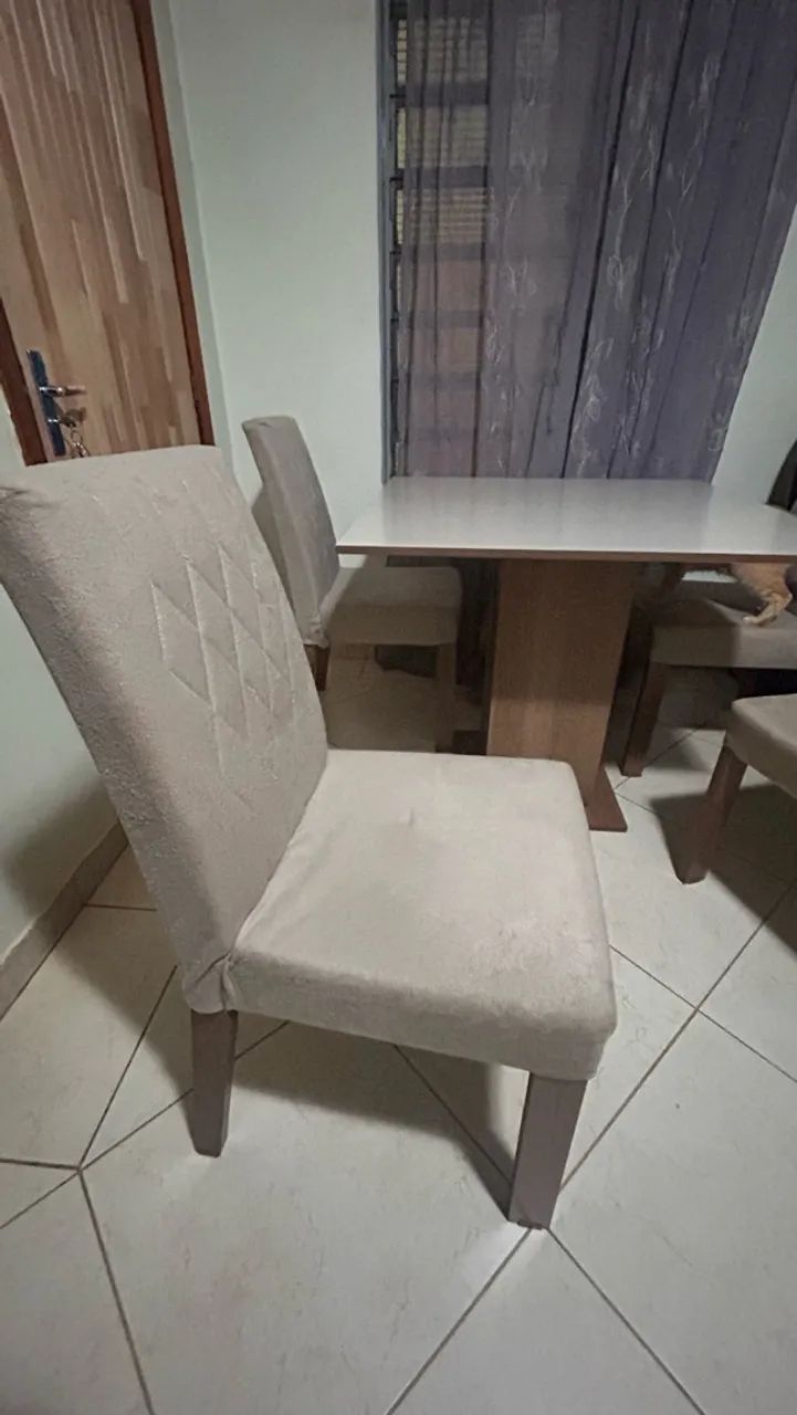 Mesa com 4 cadeiras 