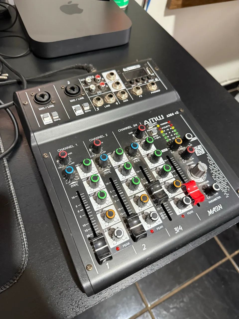 Mesa de som AMW AM4 V2