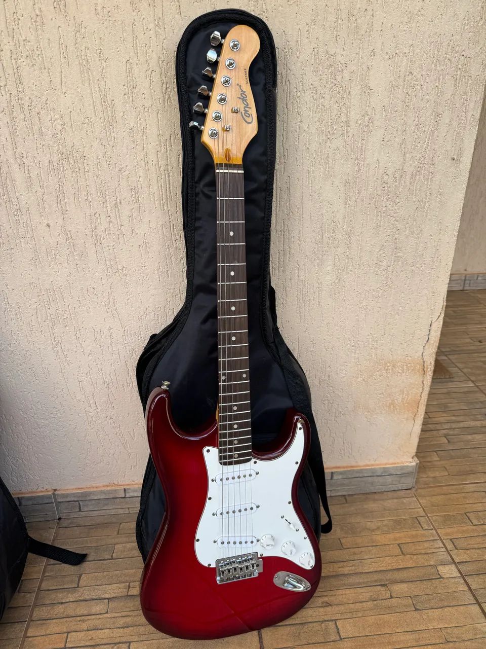 Guitarra Condor com capa