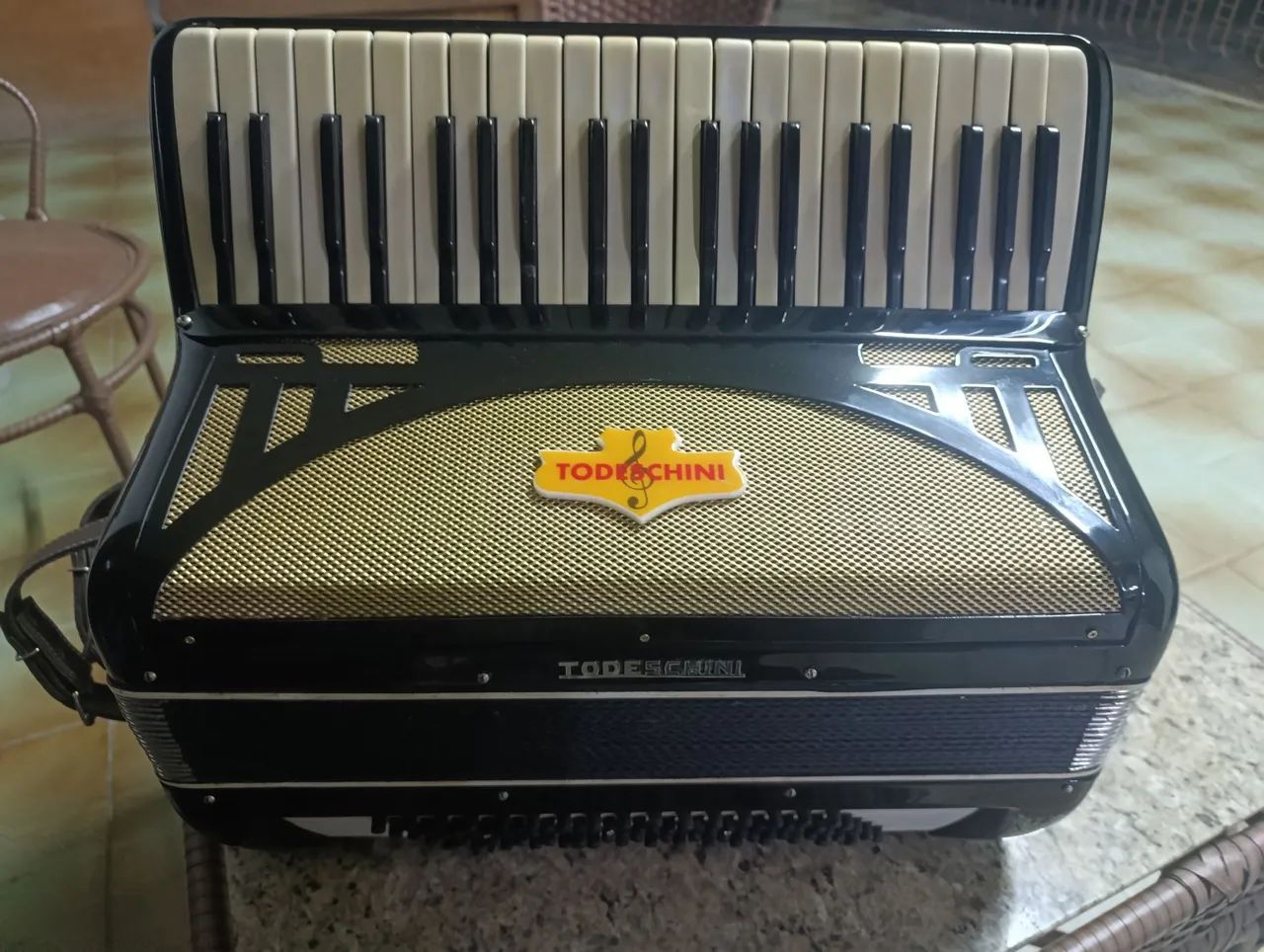 Acordeon Todeschini 80 baixos, quarta e sexta de voz 