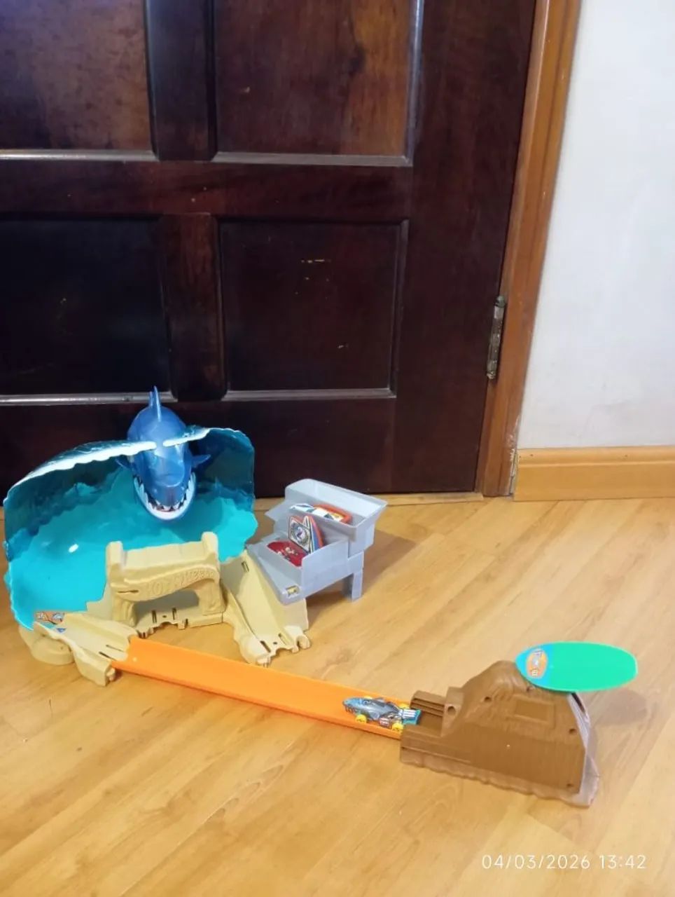Vendo Pista com 3 carrinhos hot wheels ataque do tubarão 