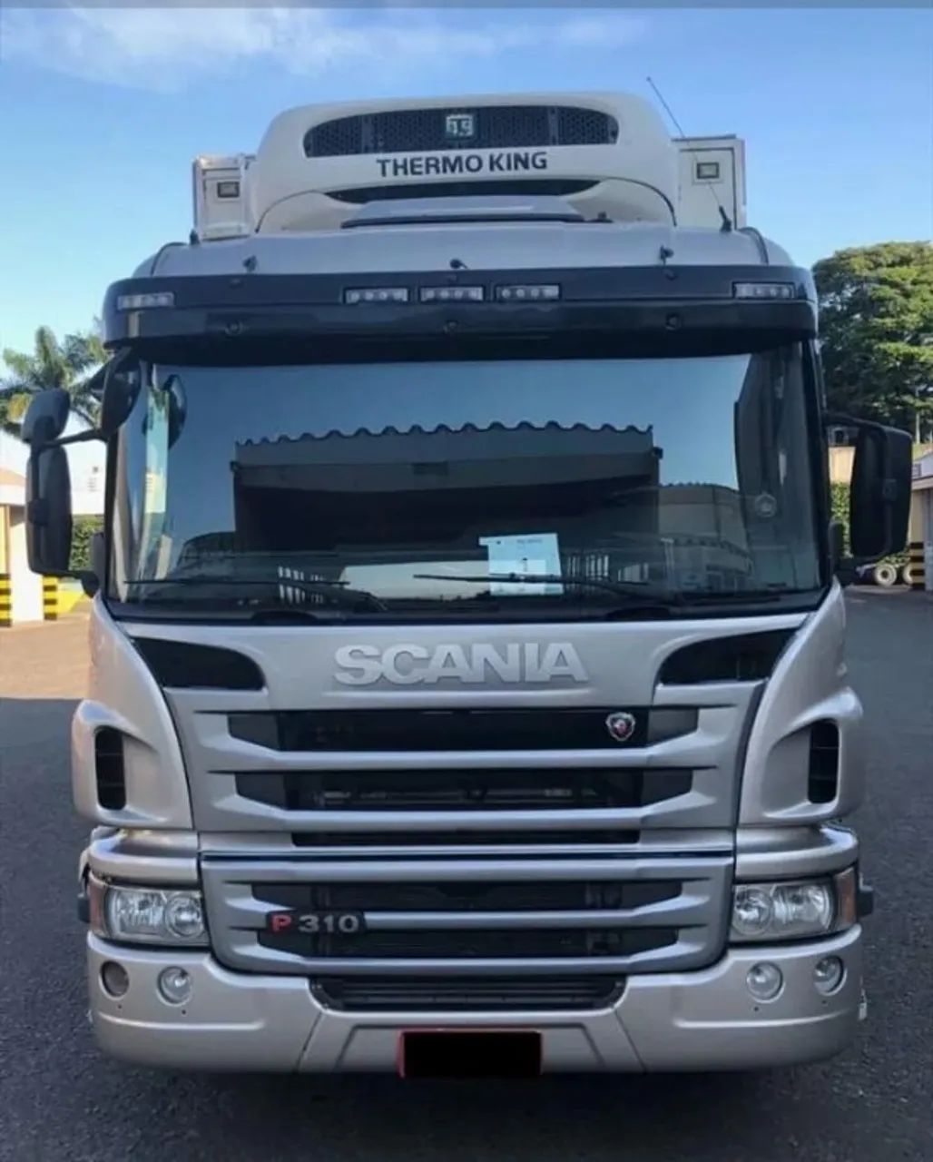  Scania P310 8x2 refrigerada 2016