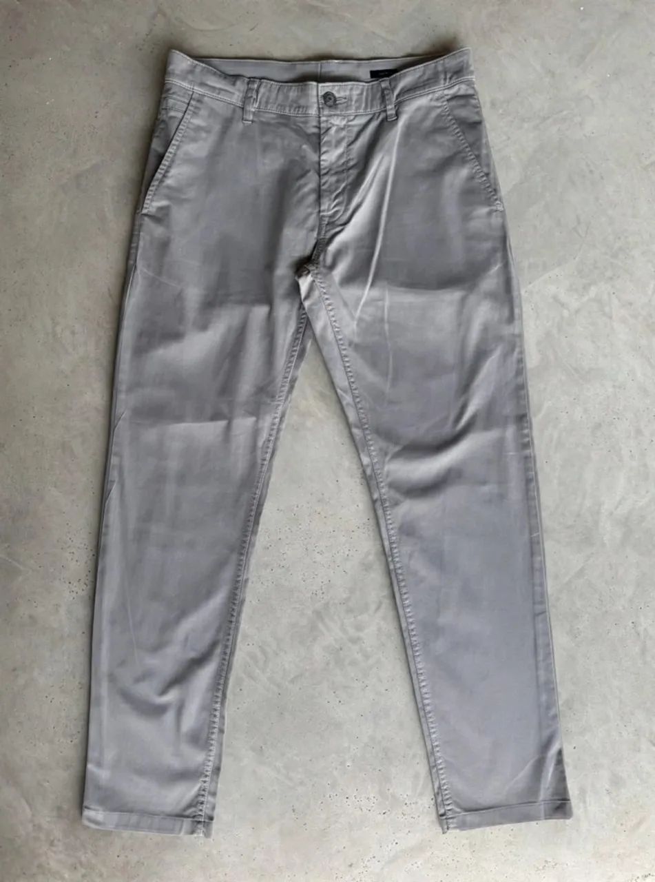 Calça Hugo Boss chinó slim fit cinza 42  - Foto 2