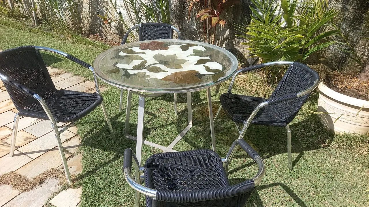 Mesa e quatro cadeiras  - Foto 2