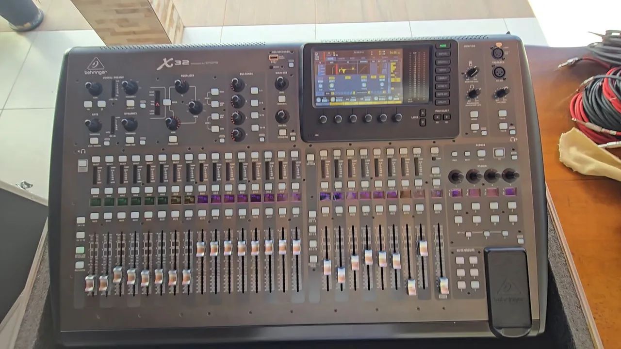 Behringer X32 Full (Semi Nova)