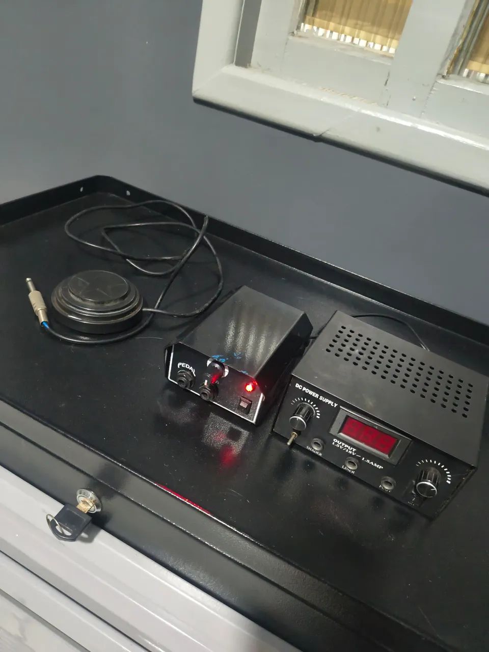 2 fontes de Tatuagem com pedal