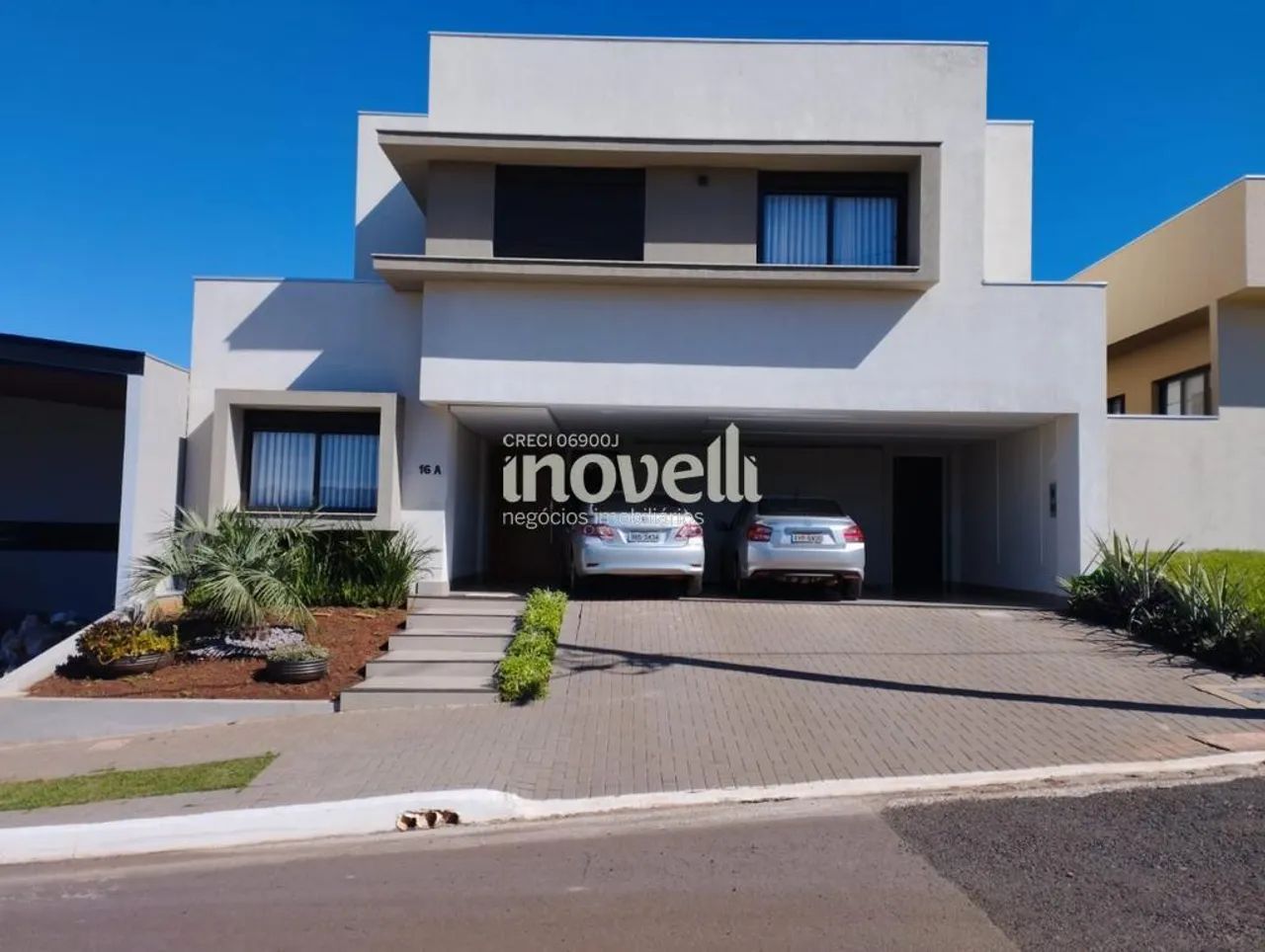 Sobrado à venda em Maringá, Parque Industrial, com 4 suítes, com 310 m²