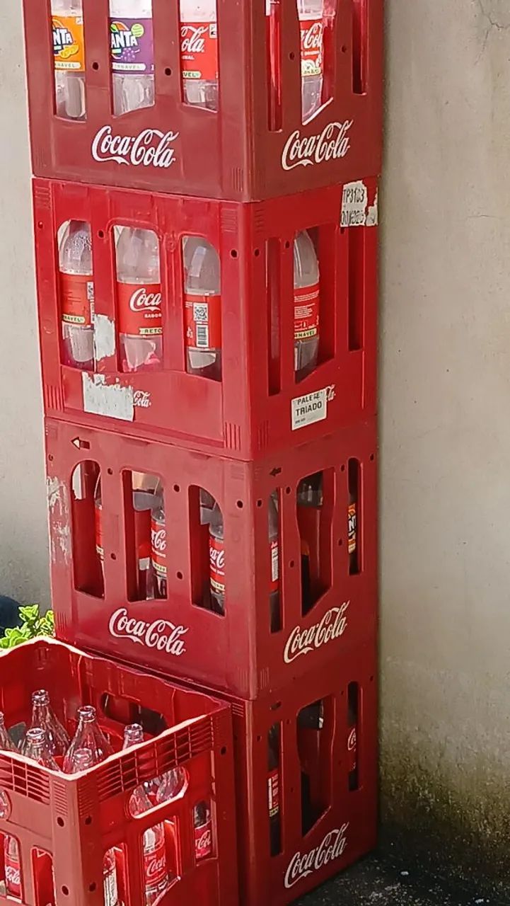 Caixa pvc vasilhame e garrafas PET Coca-Cola retornáveis 2 litros  - Foto 2