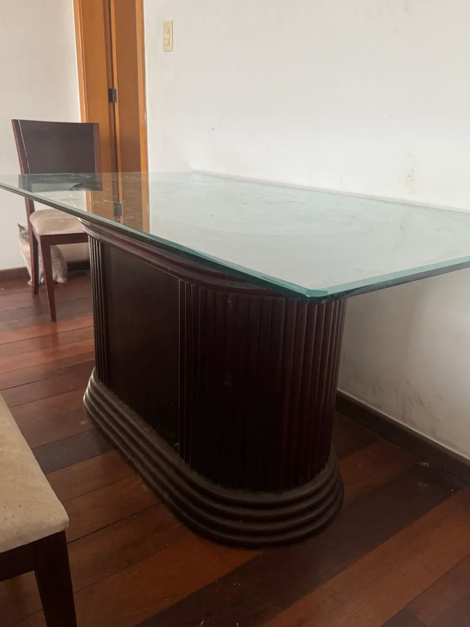Mesa com base de madeira maciça e tampo de vidro 