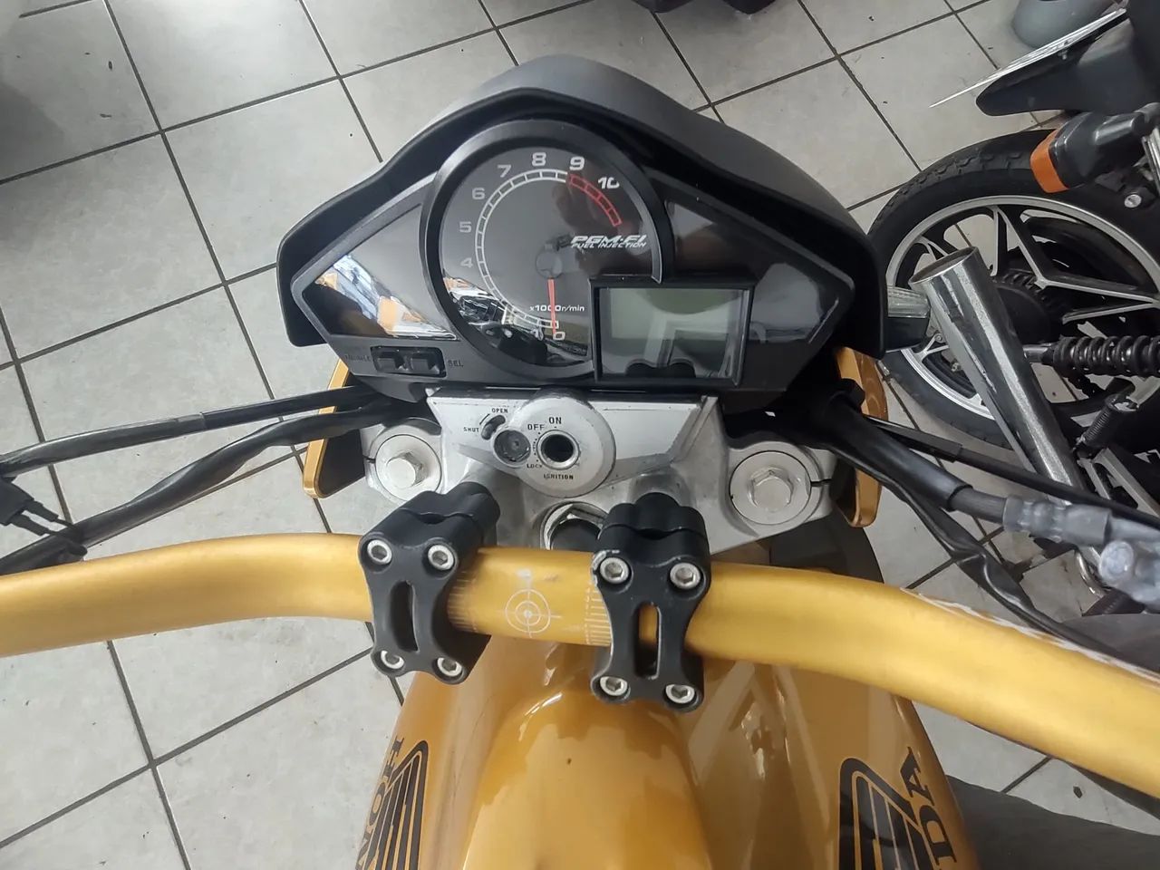Honda CB 300 R  2011 Amarela  - Foto 3
