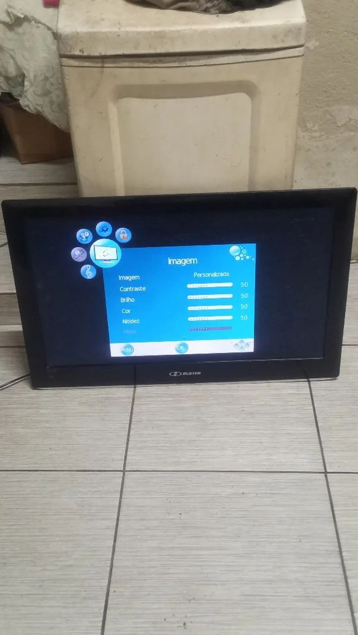 Tv de 32 polegadas ela está só com a tela  enrugada mais está funcionando perfeitamente  - Foto 3