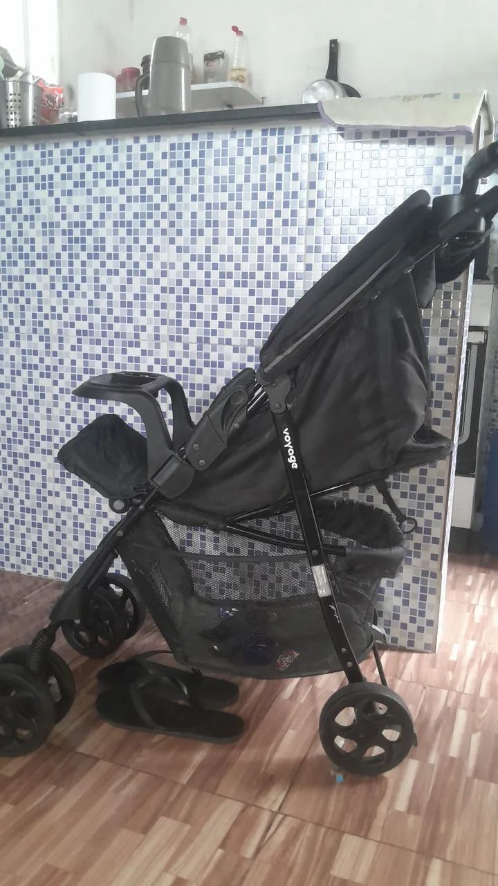 Vendo urgente uma carrinho de bebê voyage