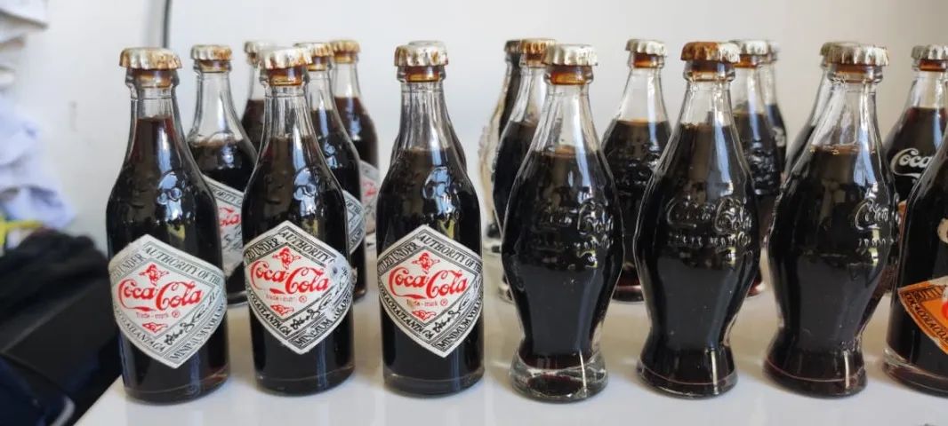 GARRAFINHAS COM MAIS DE UM SÉCULO DA EVOLUÇÃO VISUAL DA COCA-COLA, (Á unidade)