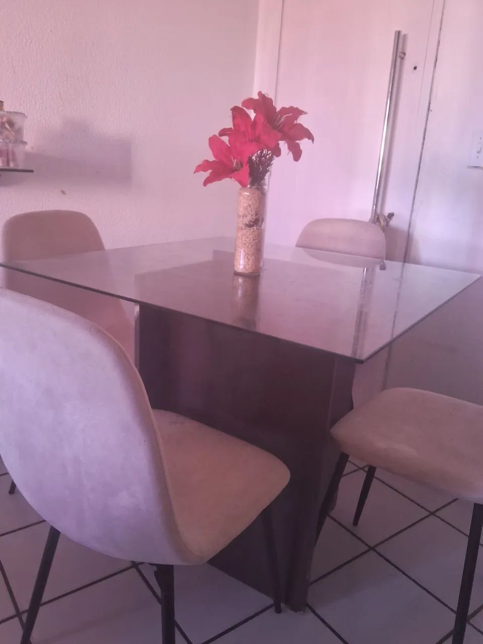 Vendo mesa com 4 cadeiras