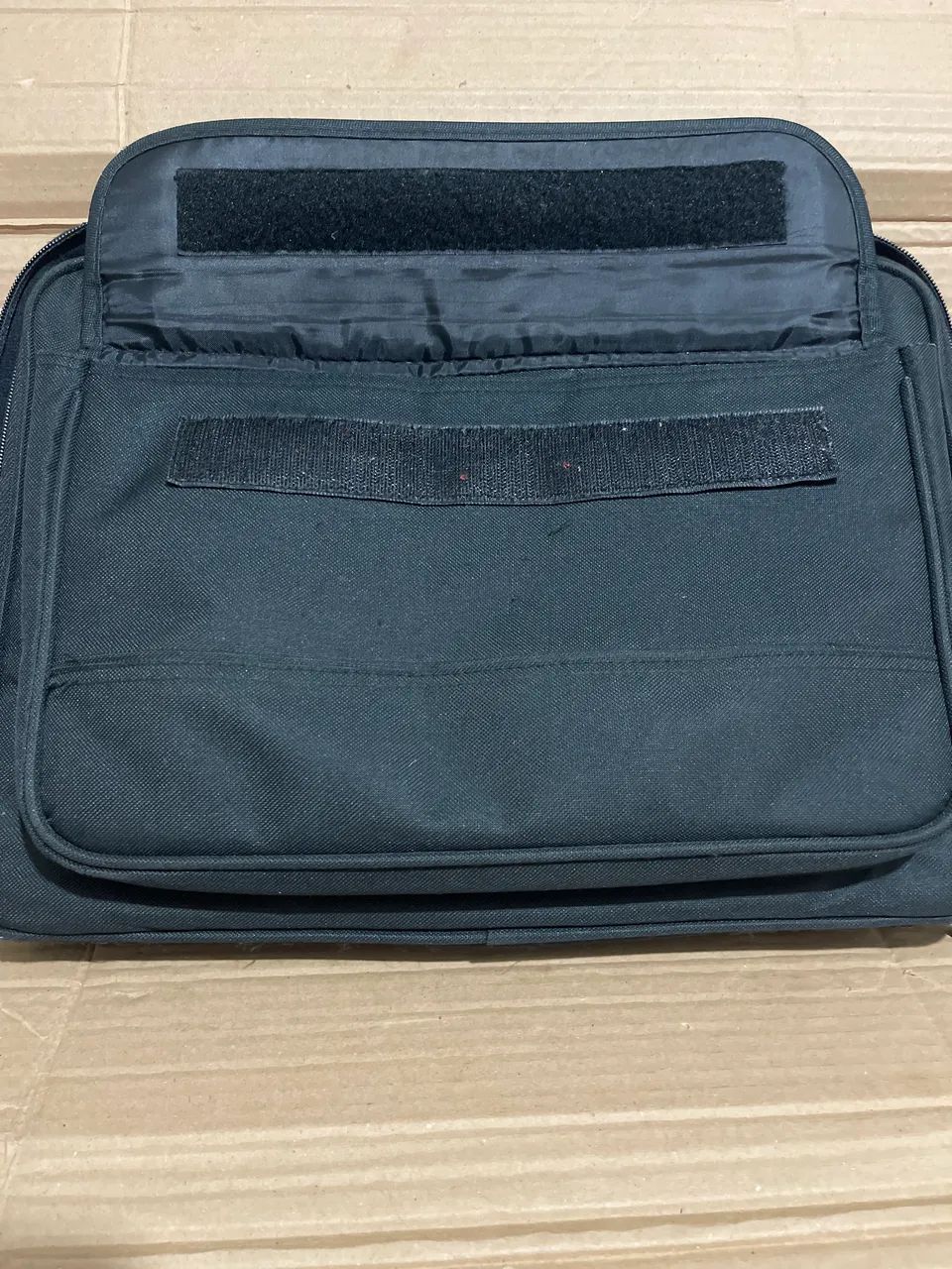 Maleta preta para notebook da marca Brigit ( Usada / Sem alça )  - Foto 3