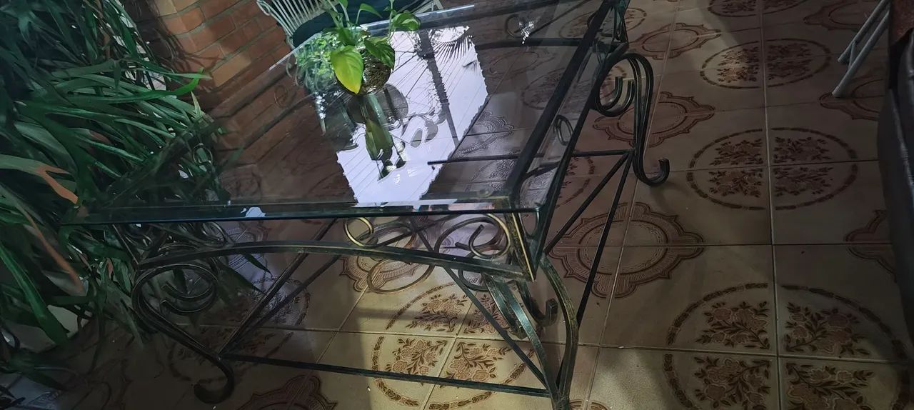 Mesa de vidro base em ferro 