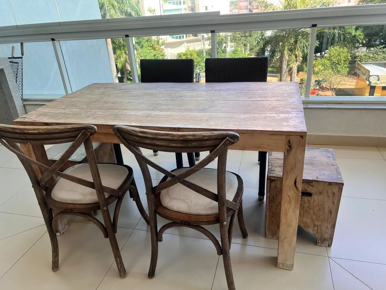 Mesa madeira maciça com 5 cadeiras - Foto 2