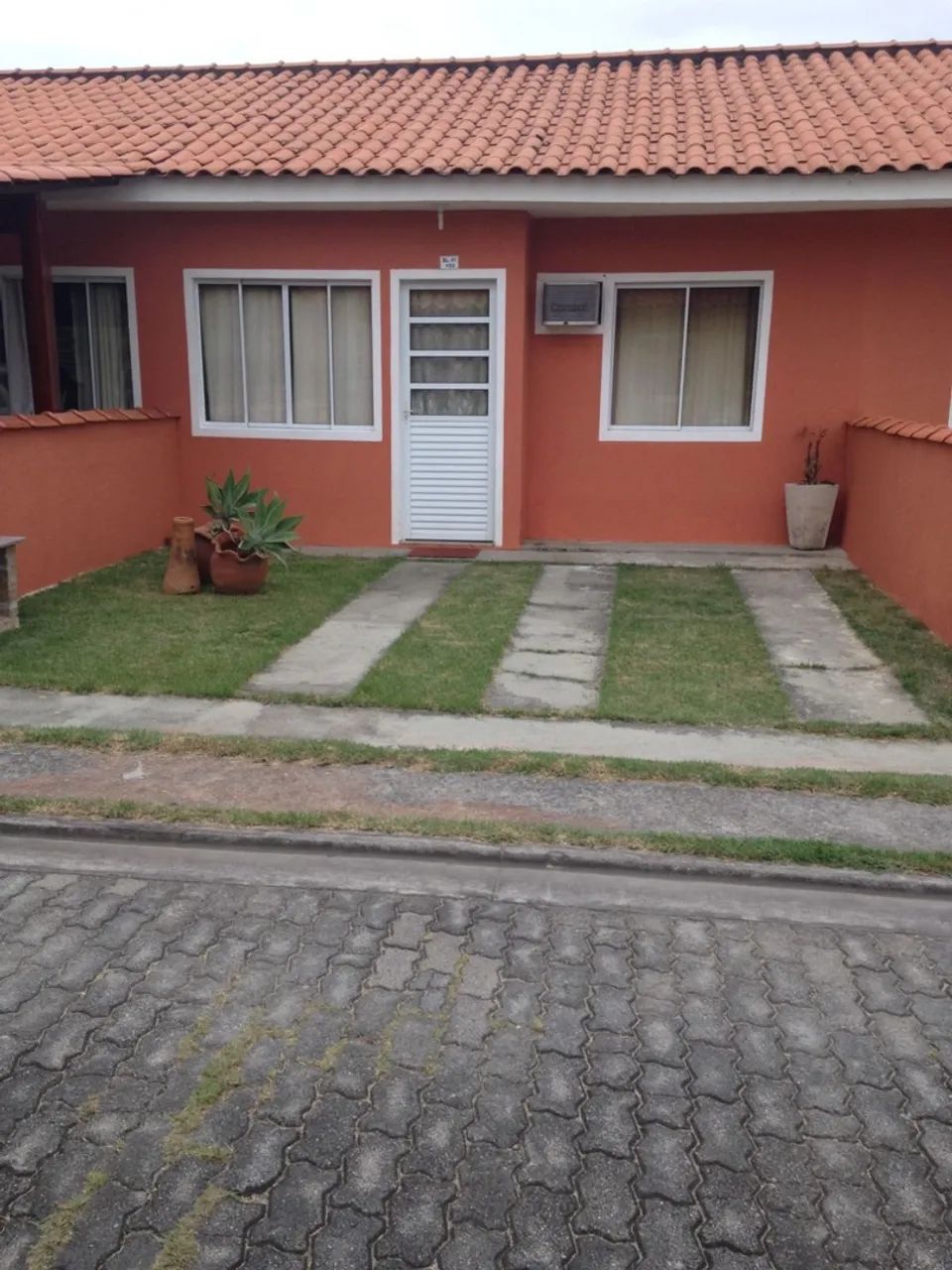 CASA LINEAR EM CONDOMÍNIO 