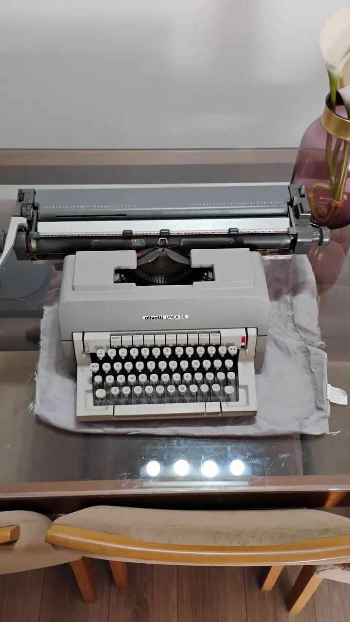Máquina de escrever Olivetti Linea 98 funcionando  - Foto 4