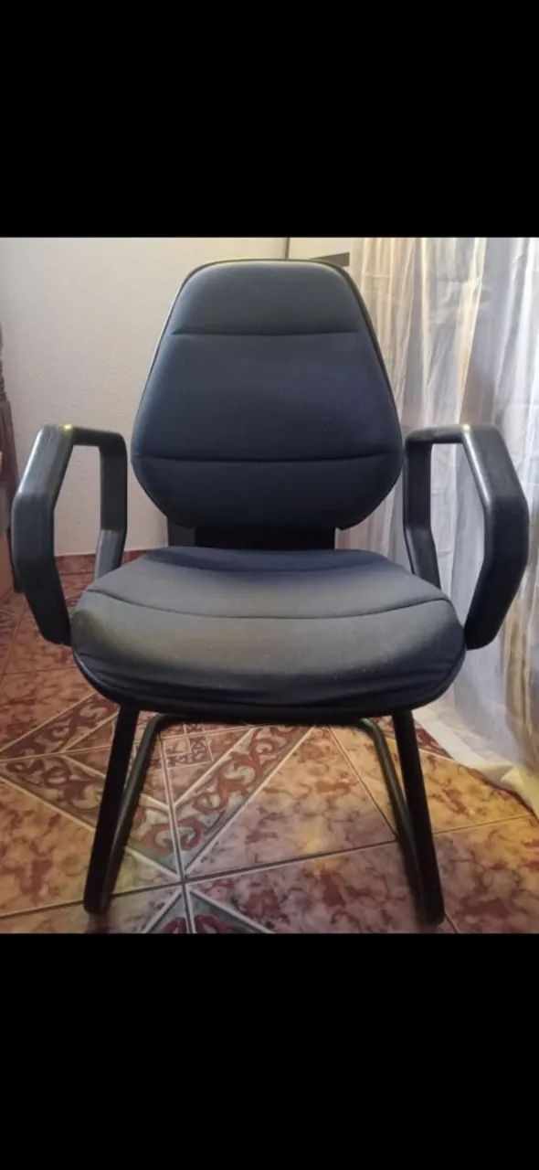 CADEIRA COM APOIO DE BRAÇO 