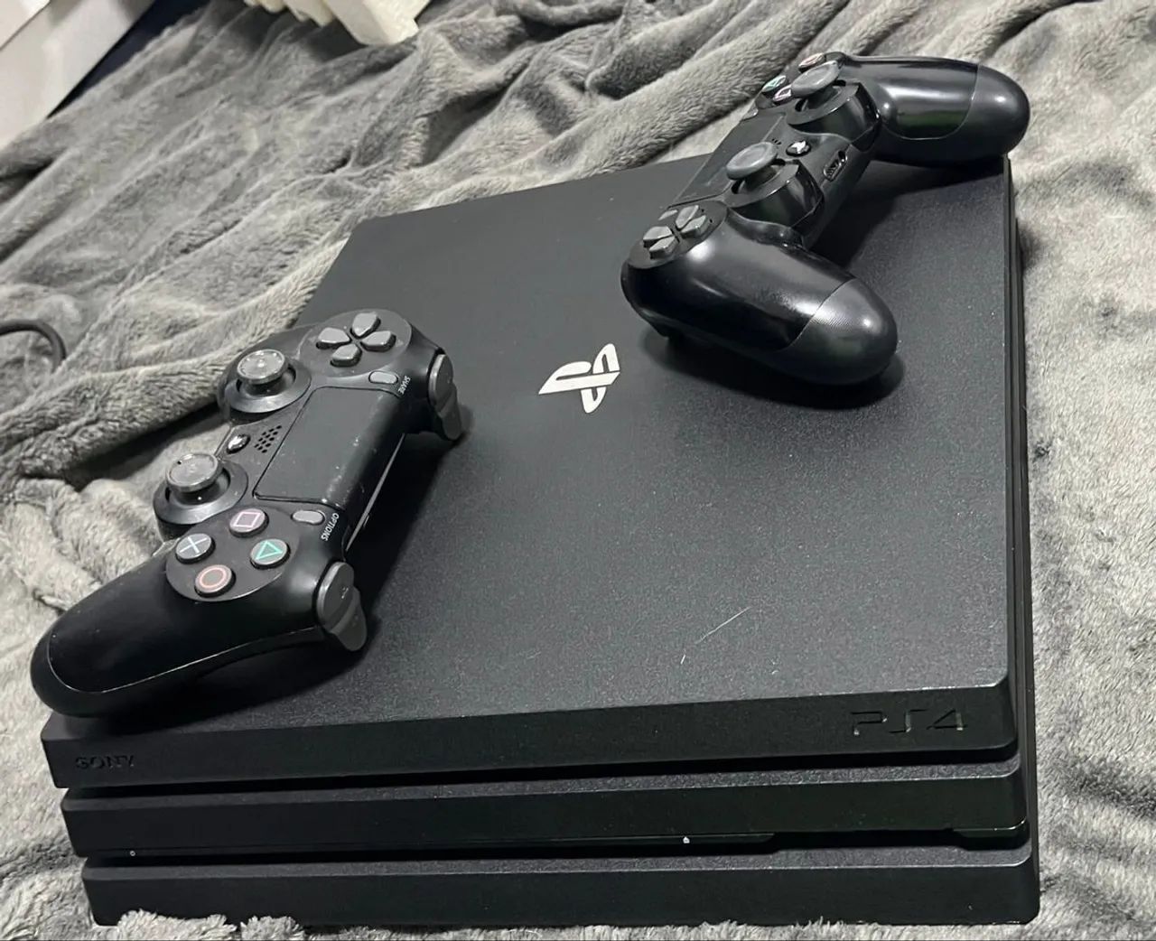 Ps4 pro com 2 controles e 6 jogos 